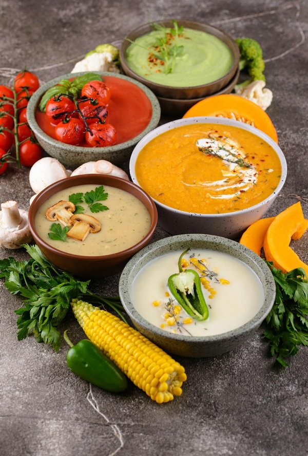 Wie gelingt eine traditionelle Speckknödelsuppe als herzhafte Vorspeise?