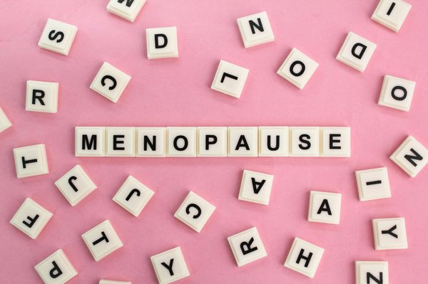 Wie kann man die Symptome der Menopause durch pflanzliche Hormone lindern?